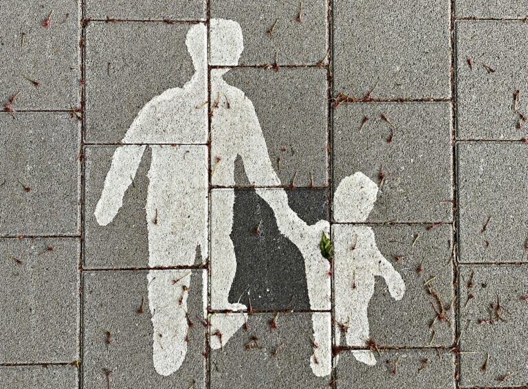 Parent and child. PHOTO: Suzi Kim/UNSPLASH